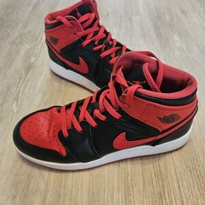 Nike Air Jordan 1 Mid Alternate Bred  GS DQ8423-060 Size 7Y / Womens 8.5